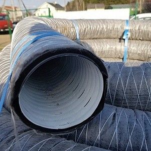 Труба гофрированная дренажная двухслойная 110 в геофильтре SN6